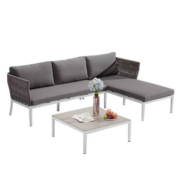 El hombre se sentó en la sección de mimbre y resultó gravemente herido